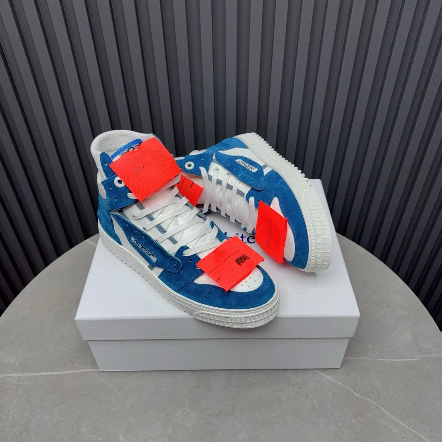 Men's shoes💰740 OFF WHITE ⚡️Couple style⚡️The latest spring style street casual shoes, released with the highest quality version on the market👊Series original mold opening, original lasting, production technology 1:1 original version➰🔜The best choice for more and more celebrities and Internet celebrities🔸In the classics Changes in the code🔸Innovate in the trend🔸Strive to break away from the shackles of bad street design🔝Although he is not the originator of fashion design, he is definitely a shining dark horse in avant-garde design🐴🆙Do not follow the trend🔅Not universal beauty🔅 Fabric💯First-layer cowhide Lining💯Imported skin-friendly and environmentally friendly polyester mesh Foot pads💯Original molded high-elastic environmentally friendly molding pads Midsole💯Made with original last-last technology Outsole💯Rubber outsole Packaging💯Official website synchronizes full set of packaging (brand wrapping paper, brand certificate, brand cloth bag) Code numbers 35-44, 45 46 Customized